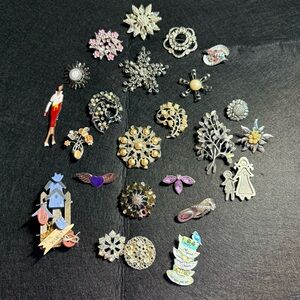 Lot of 24 Old Brooches ALL WITH ISSUES mainly silvertone lot